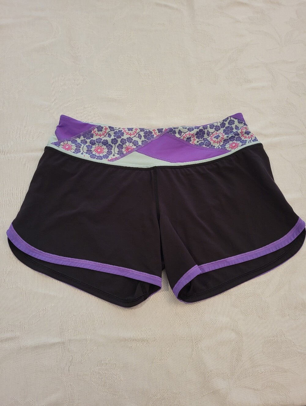 Lululemon Groovy Run Short Size 6 EUC